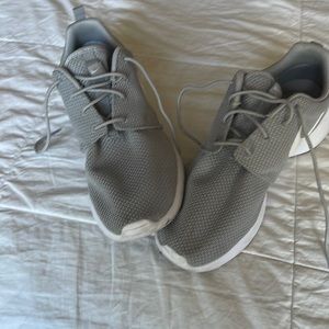 Barely worn Men’s Grey Nike Roshe